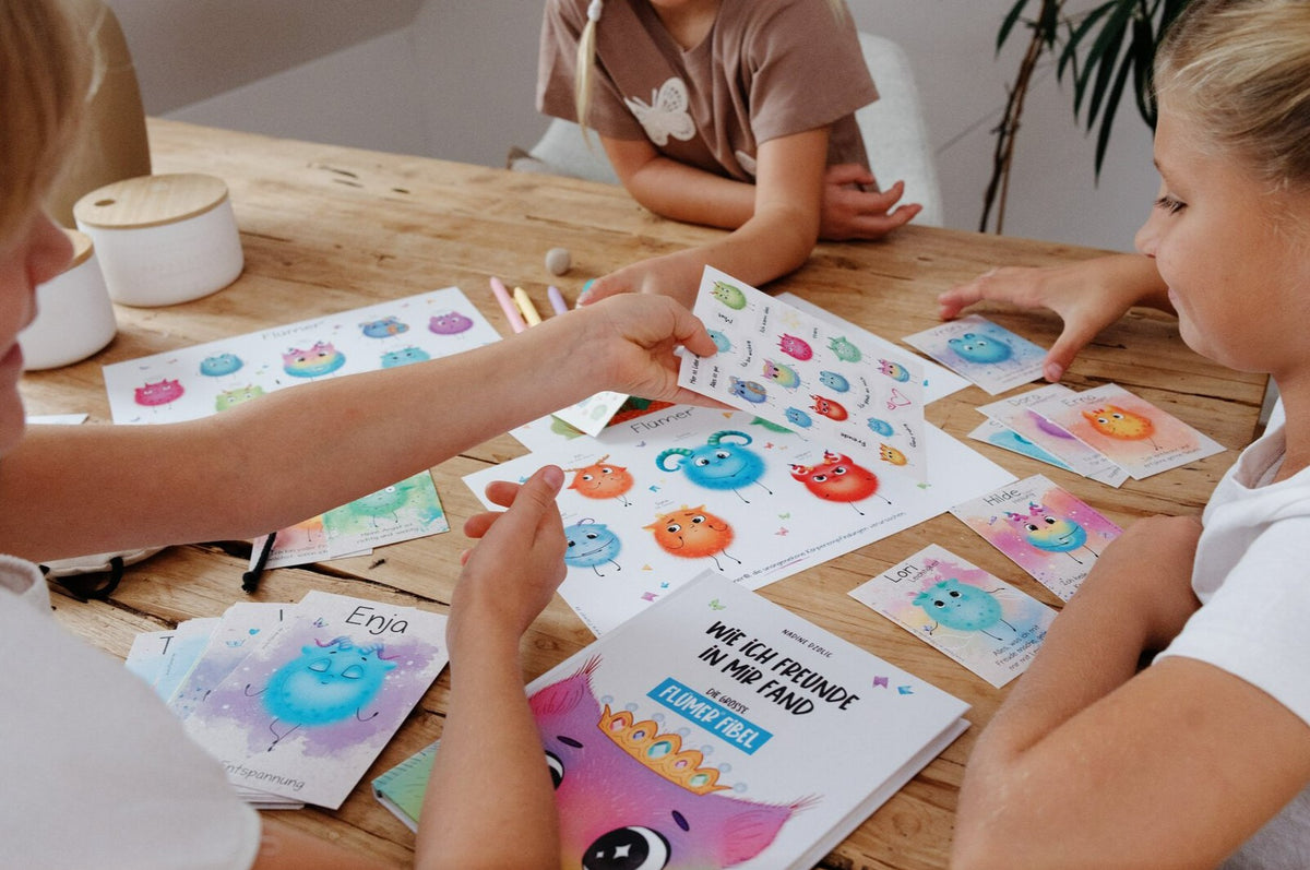 Kinder sortieren Flümer-Karten am Tisch