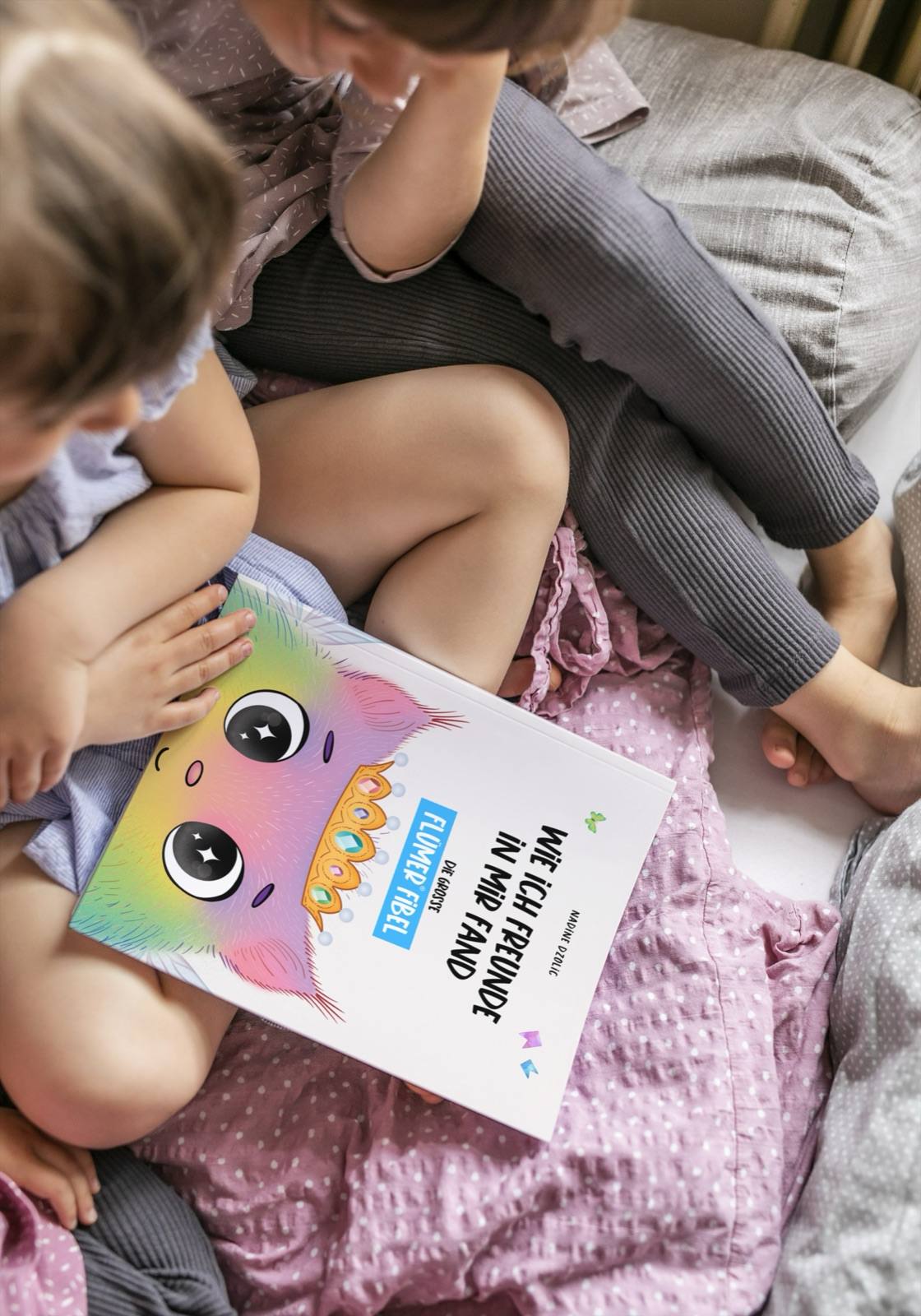 Kinder lesen gemeinsam in der Flümer-Fibel